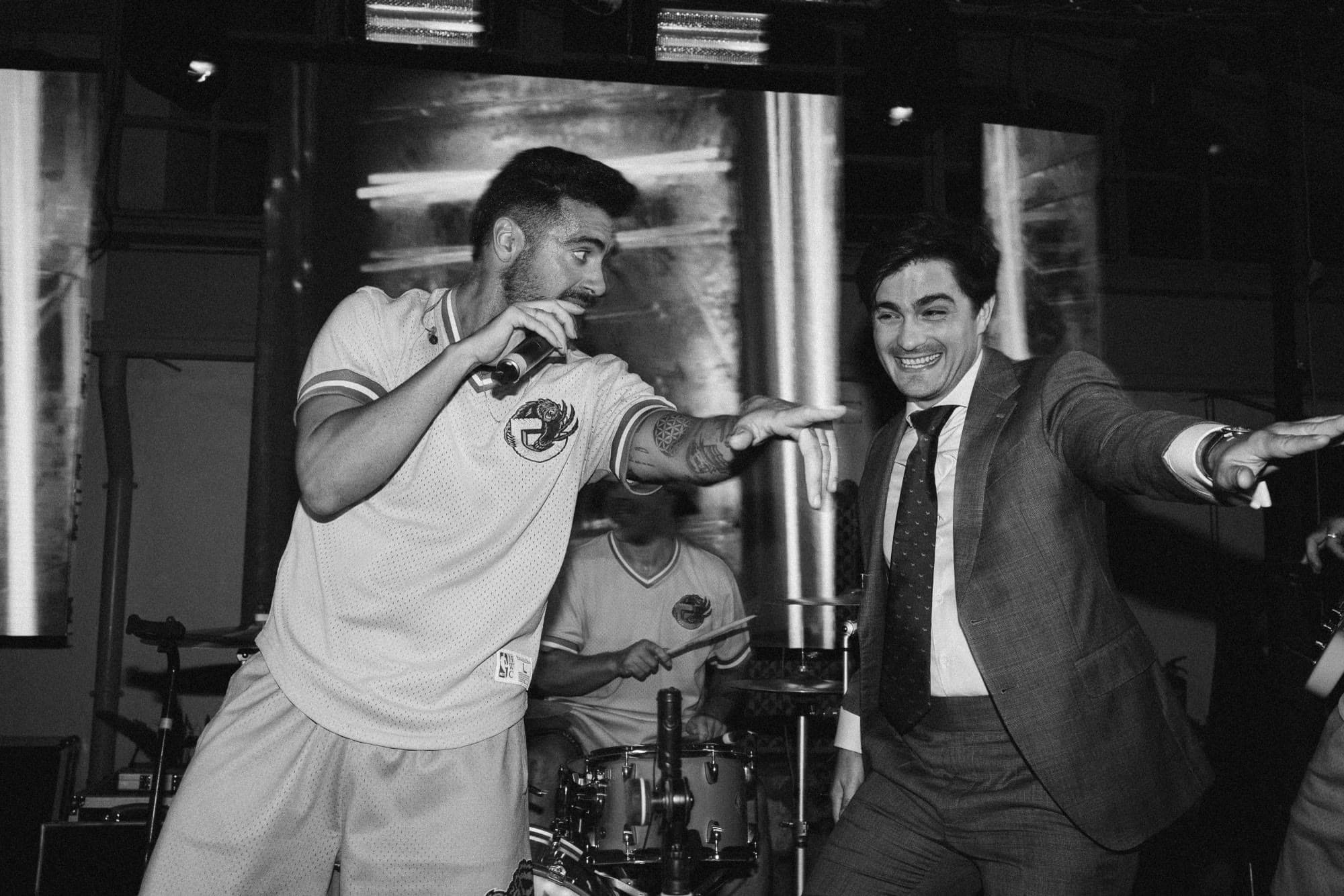 El cantante de Gamberrock y un invitado se marcan un baile