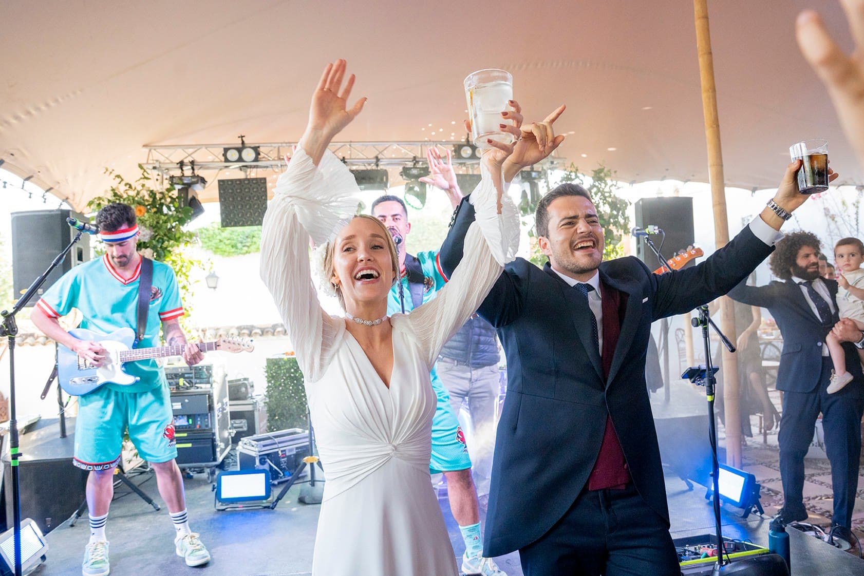 Novios brindando delante del escenario durante el cóctel de su boda con Gamberrock